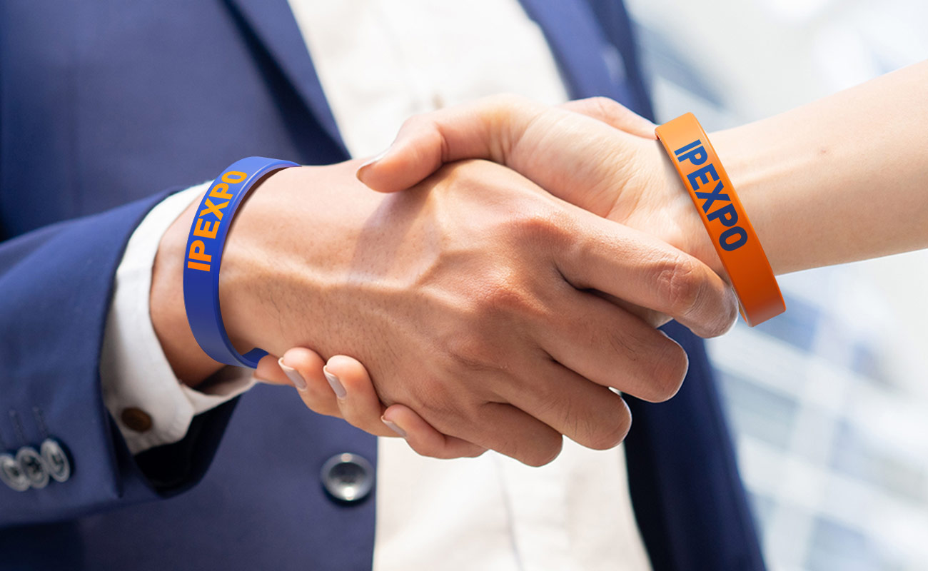 Revo - Silikonové náramky na míru gallery thumbnail